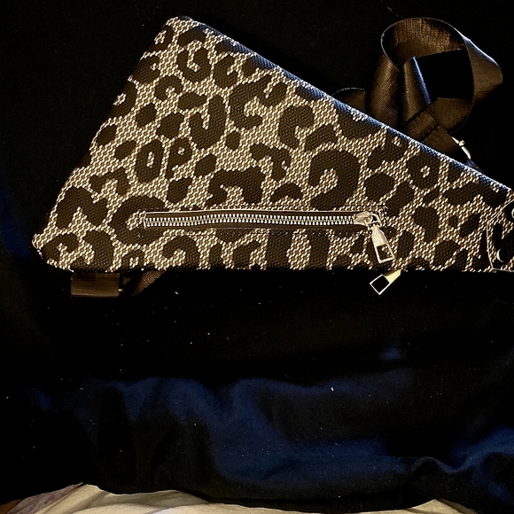 Leopard Print Abstract Triangle Shaped Pocketbook - Picture 2 of 4